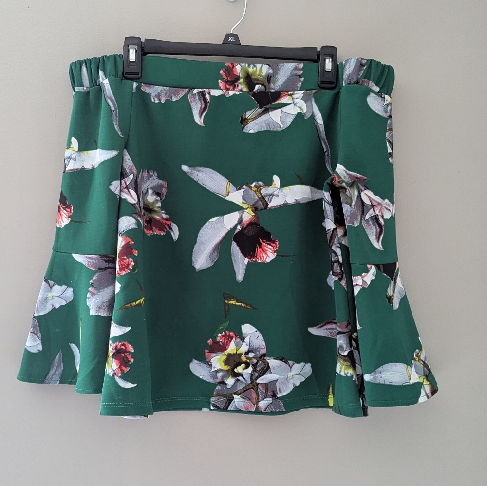 Women's floral green off shoulder stretchy blouse. Medium, in good condition.